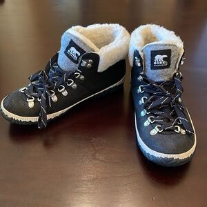 Sorrel black, gray and cream ankle boots, size 8.5